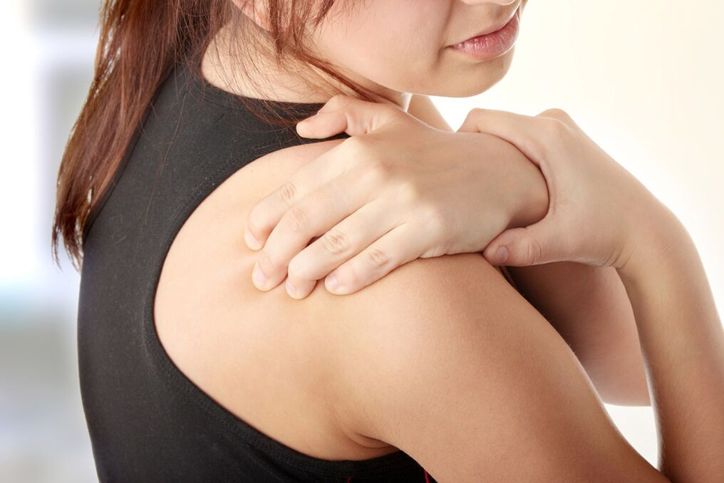 Cervikální osteochondróza může být doprovázena bolestí v ramenou